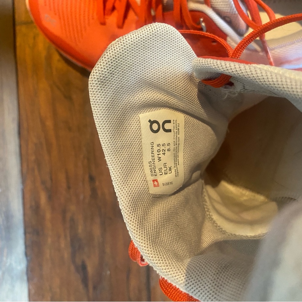 On Cloudsurfer 6 running shoes size 10.5 - Picture 5 of 5